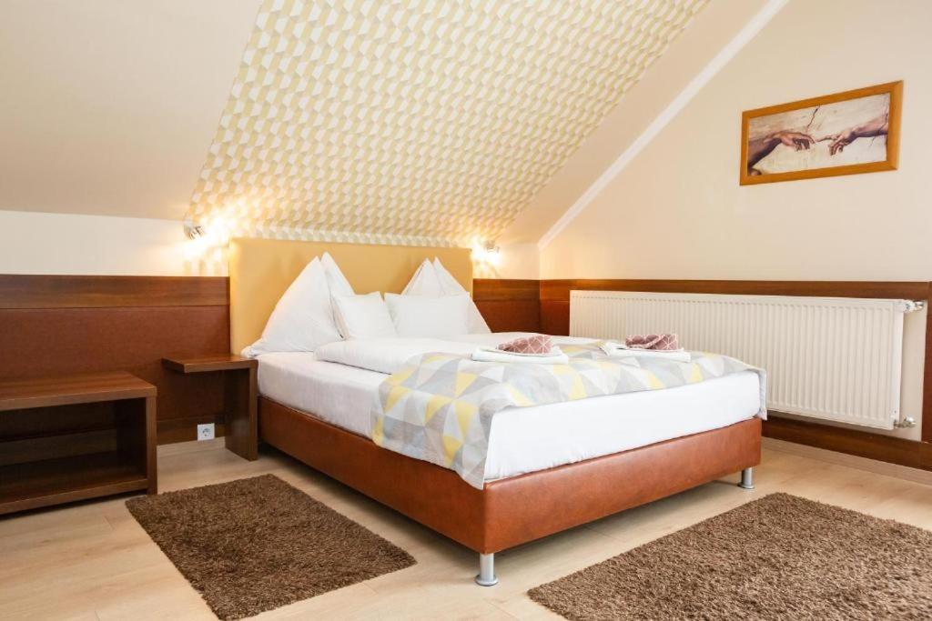 Hotel Pavai Хайдусобосло Экстерьер фото
