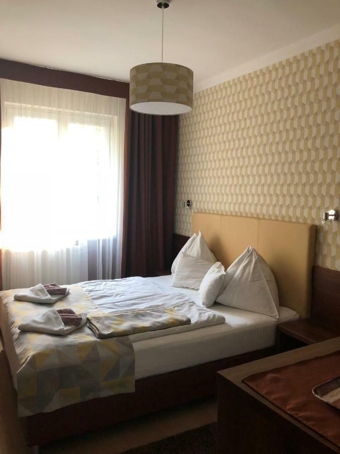 Hotel Pavai Хайдусобосло Экстерьер фото